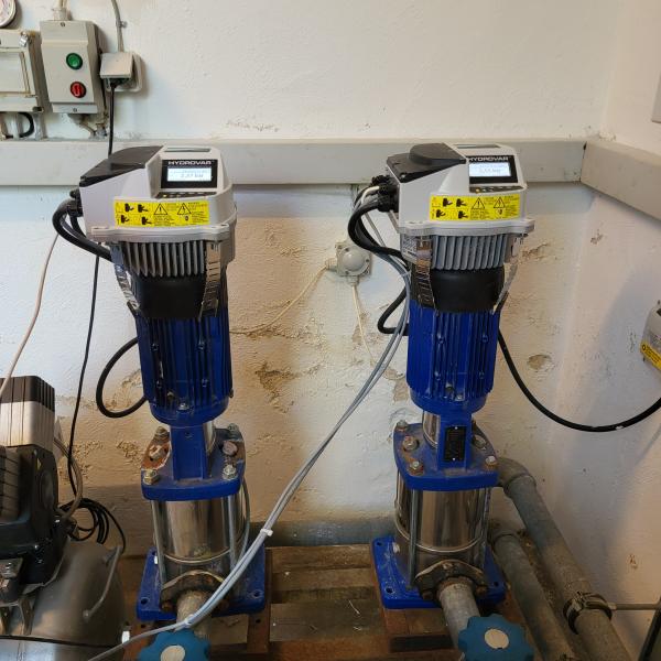 2 pumper<p>Pumper vandet videre over i filtre derefter op i tanken. Der er noget styring der gør at begge pumper kører lige mange timer, men ikke på samme tid.