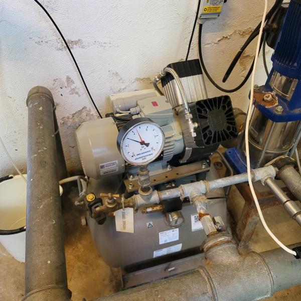 Kompressor<p>Kompressor blæser luft igennem de to filtre for at udskille jern og mangan. Da vores tank er lidt lille kan der stadig være lidt luft i vandet når det når din vandhane.