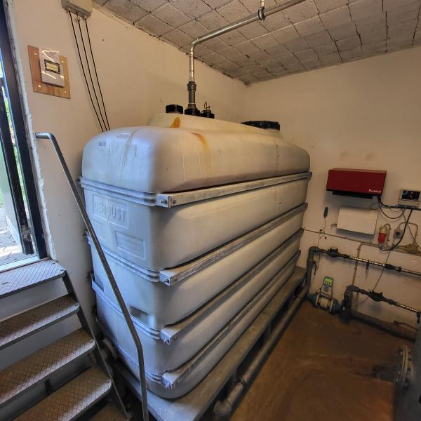 Vandtank<p>Vores vandtank, når den er fyldt er der 4.5 M2 i tanken. Dvs. der er kun til nogle timers forbrug i de timer der bruges mest.